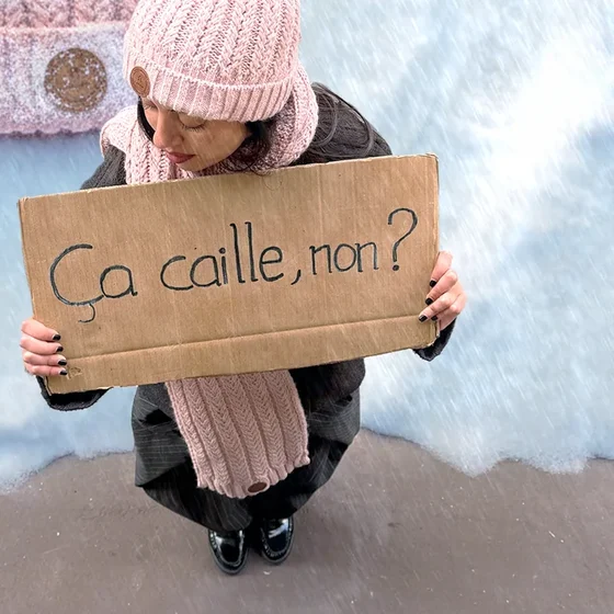 La publicité pour ce même bonnet : une femme le porte sous la neige et tend une pancarte en carton où est écrit à la main « Ça caille, non ? ».
